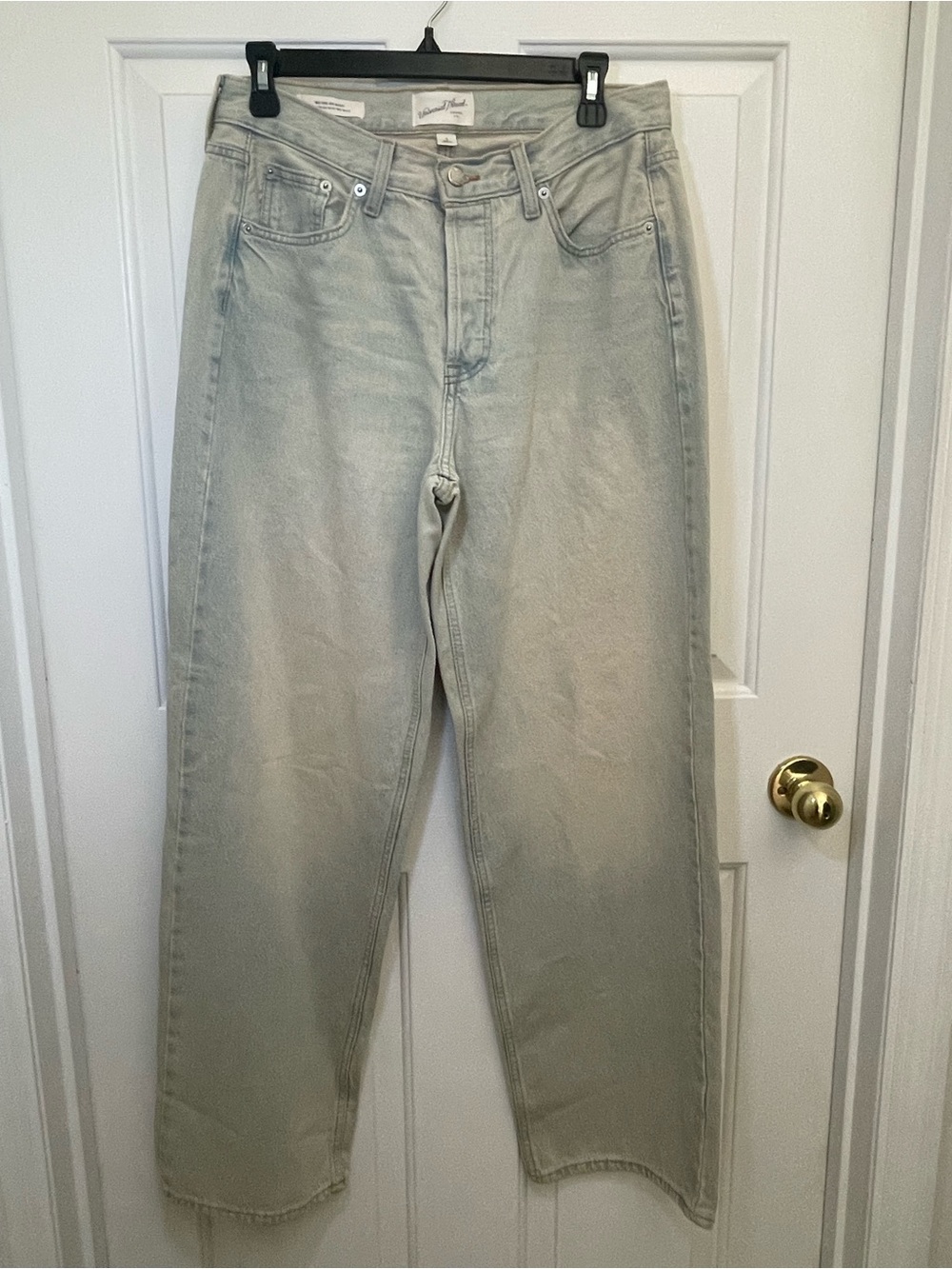 New Mid Rise 90s Baggy Jeans in size 6
Light wash, relaxed fit, faded denim,